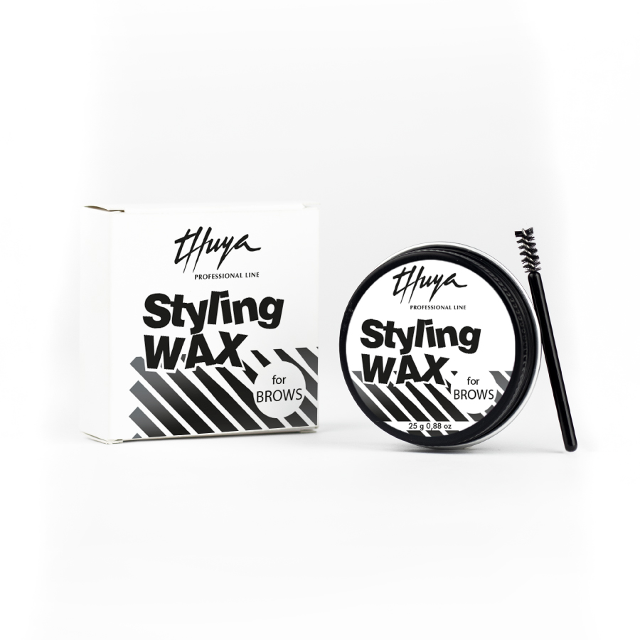 Thuya-display med plakater, pensler og produkter på et messebord