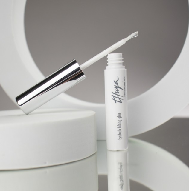 Thuya Lash Lifting kit med lim, pensel og monodoser i rød eske