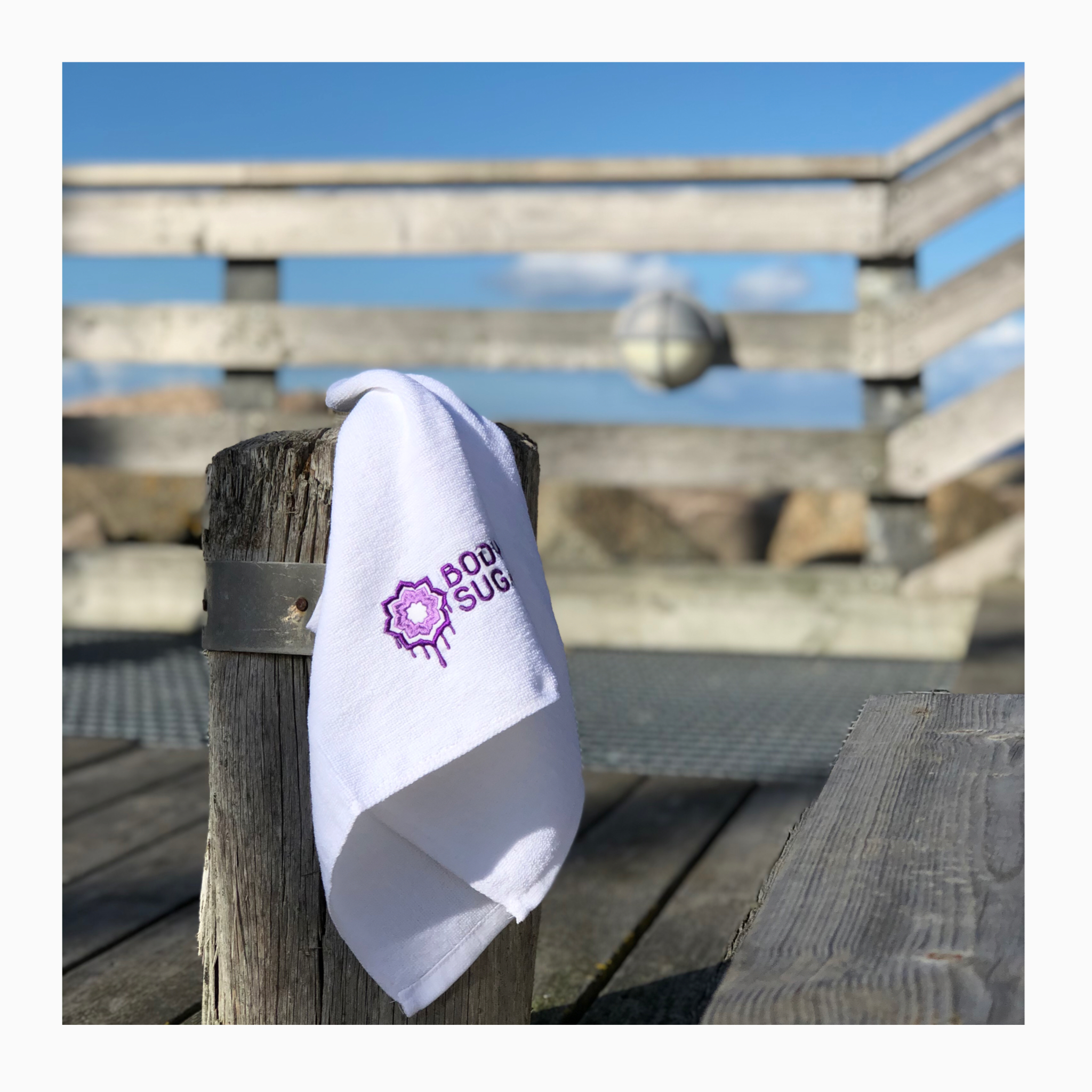 Hvit forsendelsespose med Bodysugaring-logo og nettadresse